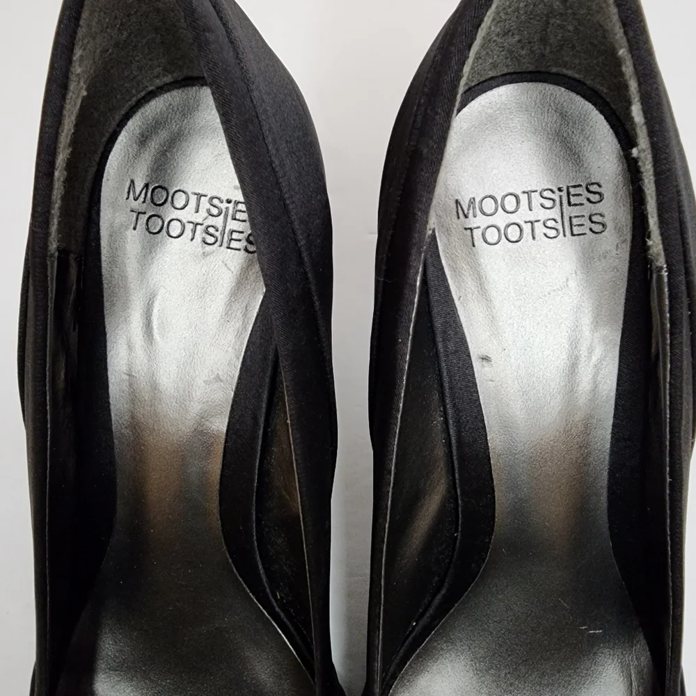 Mootsies Tootsies Black Peep Toe Bow Pumps 2.5
